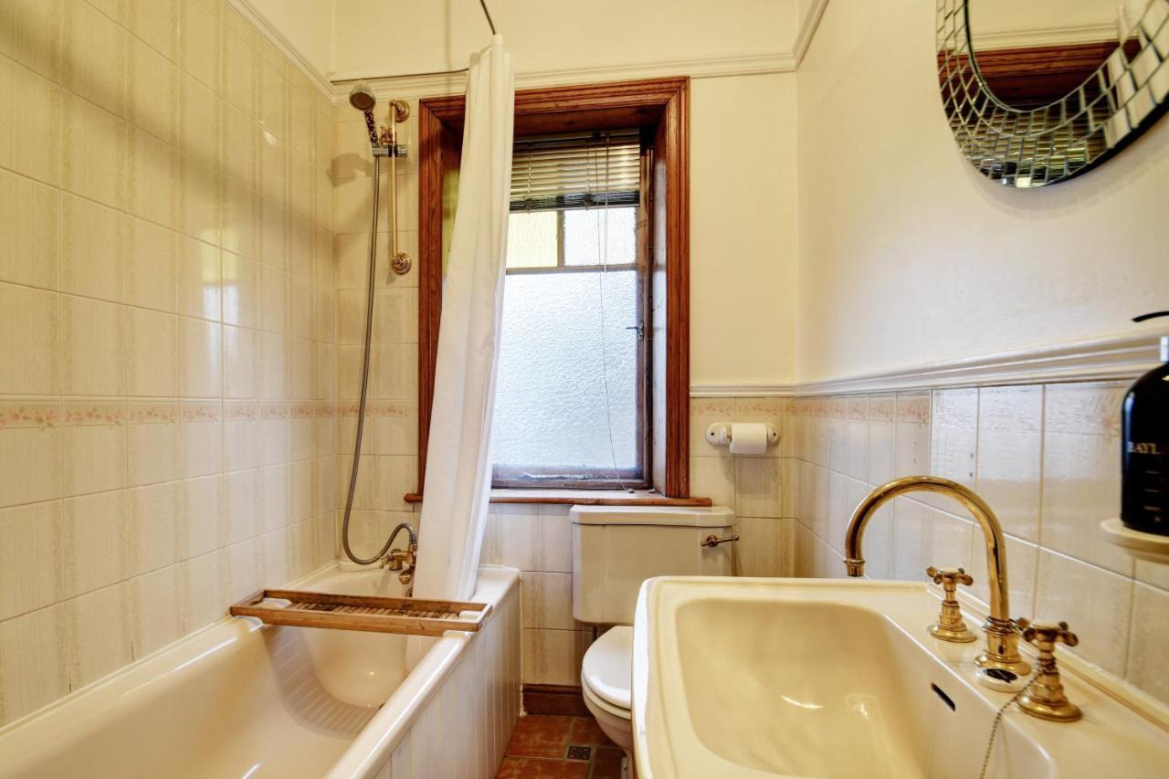 Spacious Victorian Townhouse Near Hcc With Off Street Parking Harrogate Esterno foto